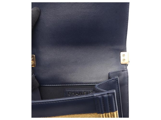 Borsa a tracolla Chanel Boy North-South Border D'oro Blu navy - vista 14
