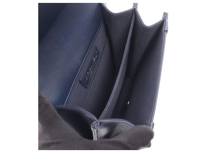 Borsa a tracolla Chanel Boy North-South Border D'oro Blu navy - vista 3