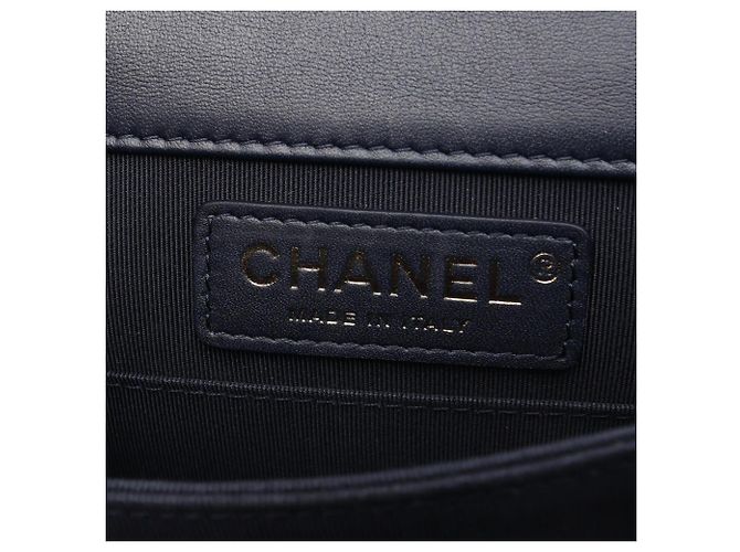 Borsa a tracolla Chanel Boy North-South Border D'oro Blu navy - vista 4