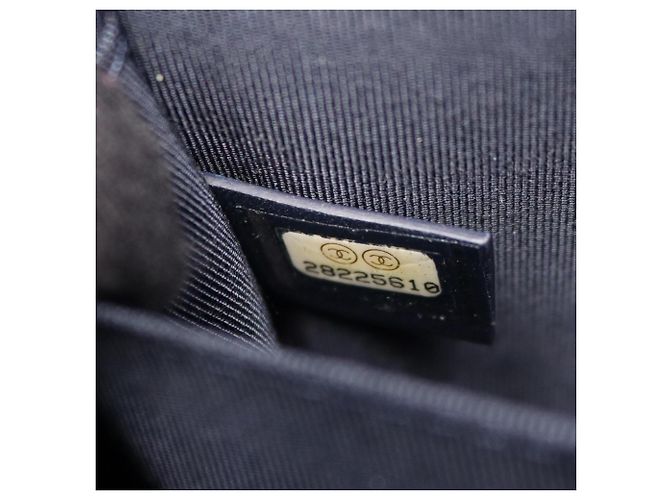 Borsa a tracolla Chanel Boy North-South Border D'oro Blu navy - vista 5