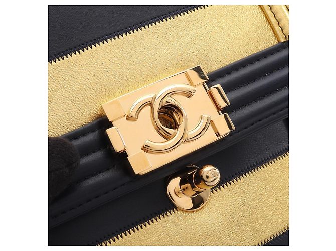 Borsa a tracolla Chanel Boy North-South Border D'oro Blu navy - vista 6