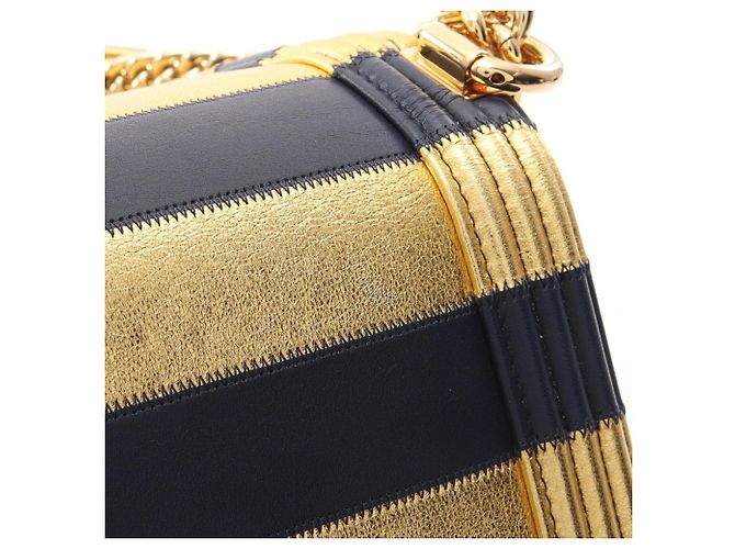 Borsa a tracolla Chanel Boy North-South Border D'oro Blu navy - vista 8