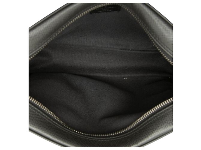 Louis Vuitton Black Taiga Pochette Kaluga Negro - vista 4