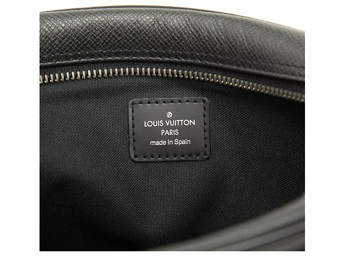 Louis Vuitton Black Taiga Pochette Kaluga Negro - vista 5