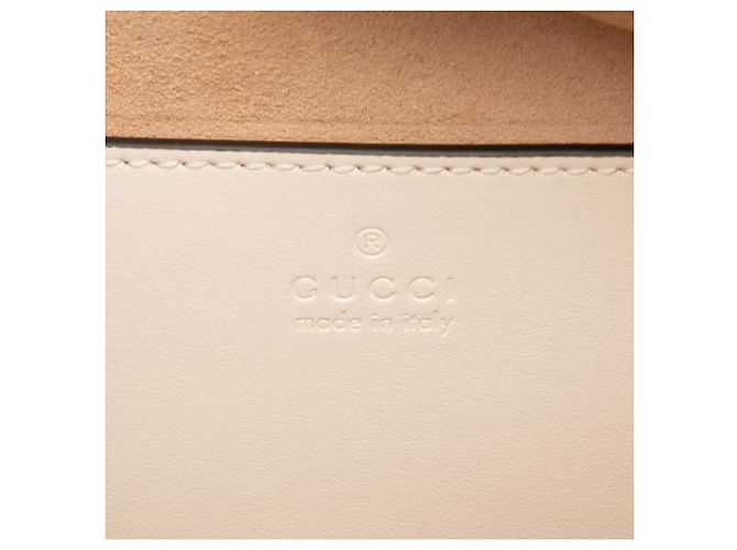 Gucci Borsa a tracolla Mini Matelassé in pelle di vitello diagonale bianca con G intrecciate e cuore Bianco Crudo - vista 5