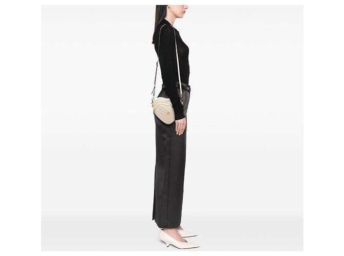 Gucci Borsa a tracolla Mini Matelassé in pelle di vitello diagonale bianca con G intrecciate e cuore Bianco Crudo - vista 6