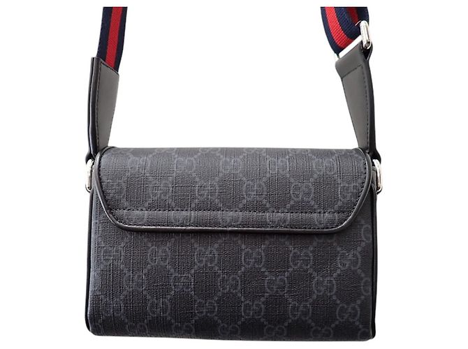 Bolsa Messenger com Aba Gucci Black GG Supreme Web Preto - vista 2