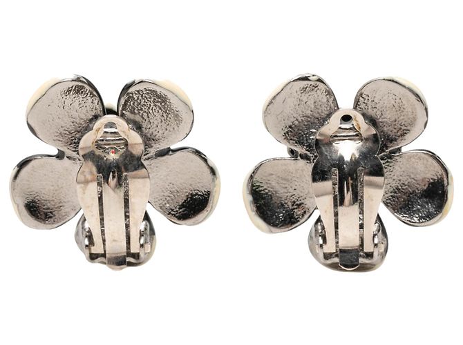 Chanel White CC Brass Enamel Flower and Ladybug Clip-On-Ohrringe - Ansicht 2