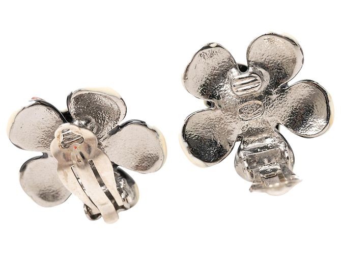 Chanel White CC Brass Enamel Flower and Ladybug Clip-On-Ohrringe - Ansicht 3
