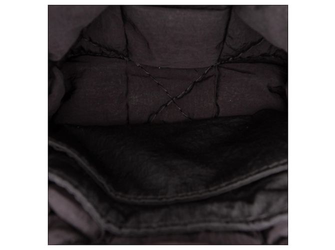 Bottega Veneta Sac bandoulière Tech Cassette rembourré en nylon Intrecciato Candy noir - vue 4