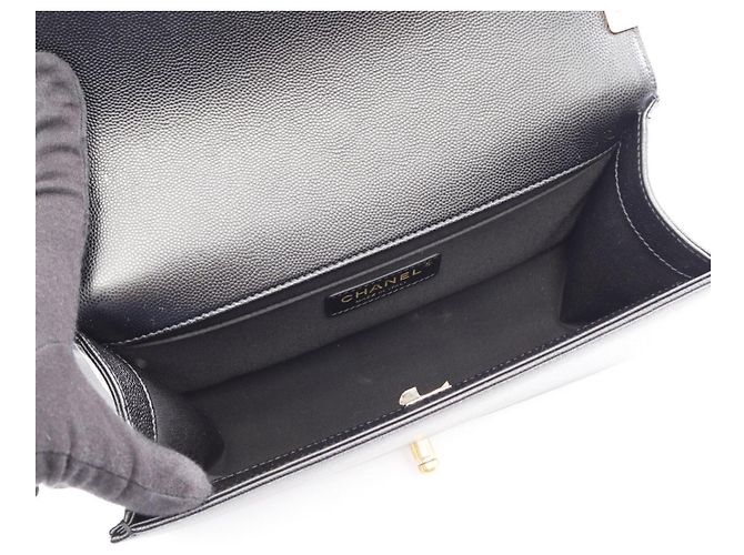 Borsa a tracolla Chanel Boy in pelle di vitello granulata nera Nero - vista 3