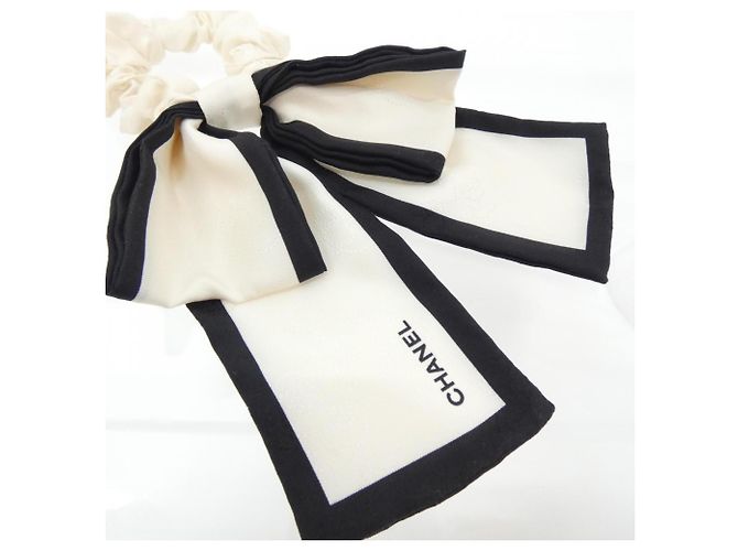 Scrunchie in seta Chanel AA7530 Nero Crudo - vista 3