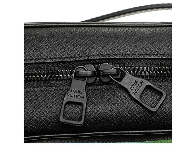 Louis Vuitton Taiga Mini Soft Trunk Shoulder Bag M30351 Nero - vista 7