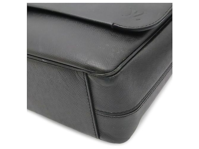 Borsa a tracolla Louis Vuitton Taiga Roman MM Nero - vista 4