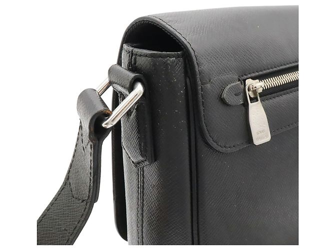 Borsa a tracolla Louis Vuitton Taiga Roman MM Nero - vista 5