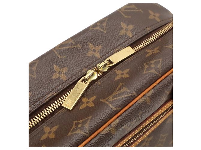 Bolso de hombro Louis Vuitton Monogram Cite MM Castaño - vista 6