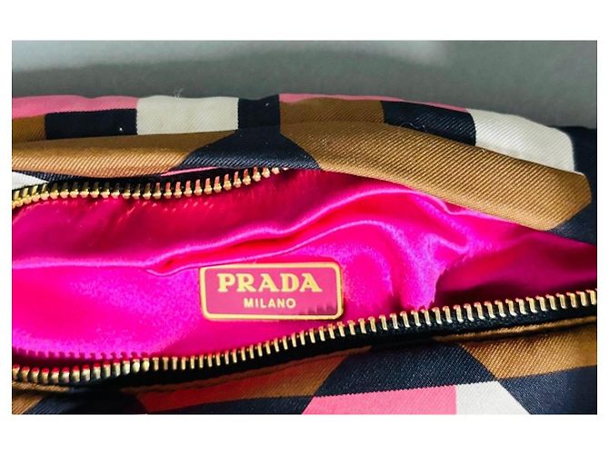 Clutch Prada em seda com estampa geométrica Marrom Preto Rosa Branco - vista 2