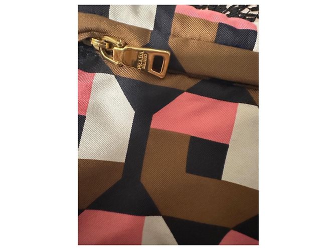 Clutch Prada em seda com estampa geométrica Marrom Preto Rosa Branco - vista 3