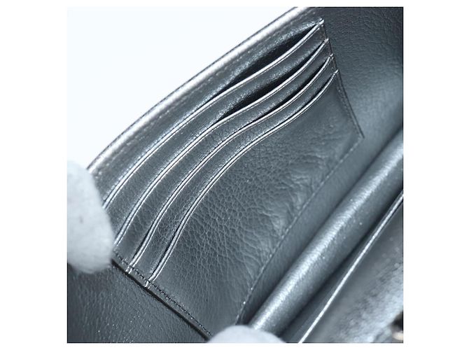Miu Miu Schultertasche mit Kette aus Leder Silber authentisch 204916M - Ansicht 25