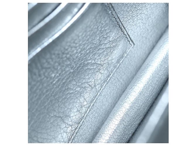 Miu Miu Schultertasche mit Kette aus Leder Silber authentisch 204916M - Ansicht 26
