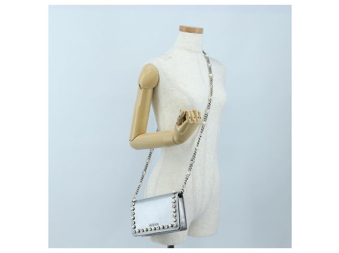 Miu Miu Schultertasche mit Kette aus Leder Silber authentisch 204916M - Ansicht 28