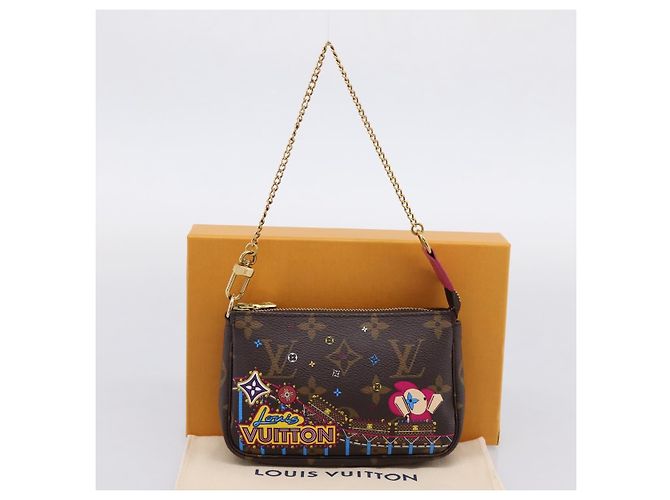 LOUIS VUITTON Vivienne Mini Pochette Accessoires Pouch M69752 LV Auth 202525M Monograma - vista 12