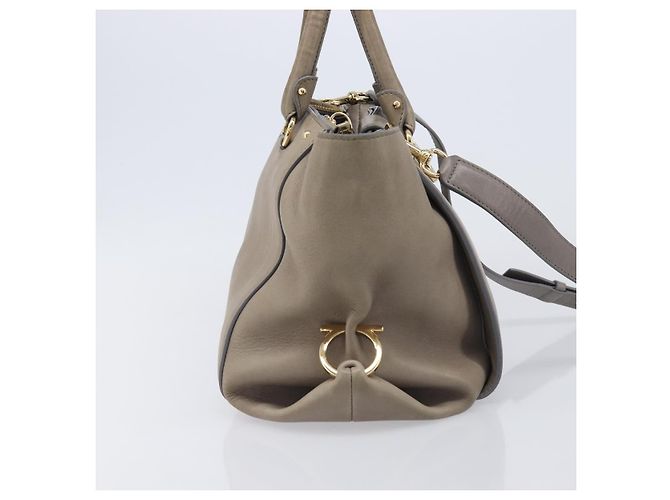 Borsa Salvatore Ferragamo Gancini in pelle 2way Grigio Oro Auth LN143 Marrone D'oro - vista 3