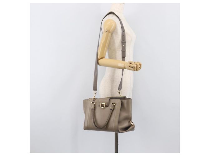 Borsa Salvatore Ferragamo Gancini in pelle 2way Grigio Oro Auth LN143 Marrone D'oro - vista 33