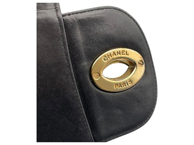 Chanel Classic Flap Handtasche aus schwarzem Leder - Ansicht 15