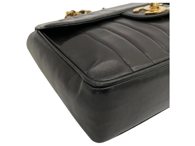 Chanel Classic Flap Handtasche aus schwarzem Leder - Ansicht 7
