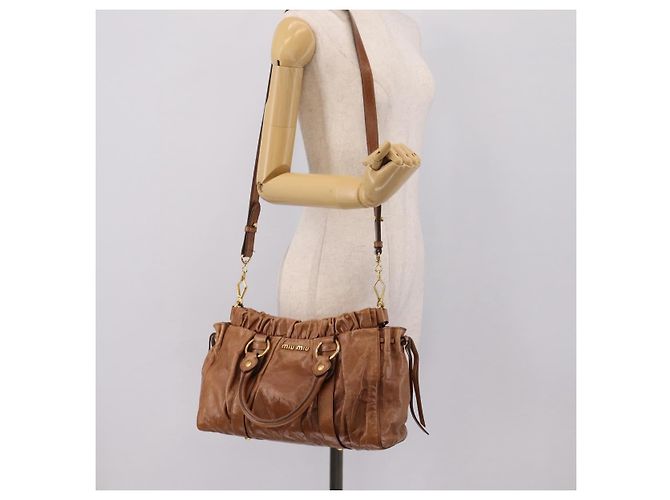 Bolsa Miu Miu em couro 2way marrom tom dourado Auth mr3024V - vista 25