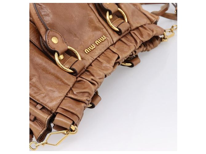 Bolsa Miu Miu em couro 2way marrom tom dourado Auth mr3024V - vista 6
