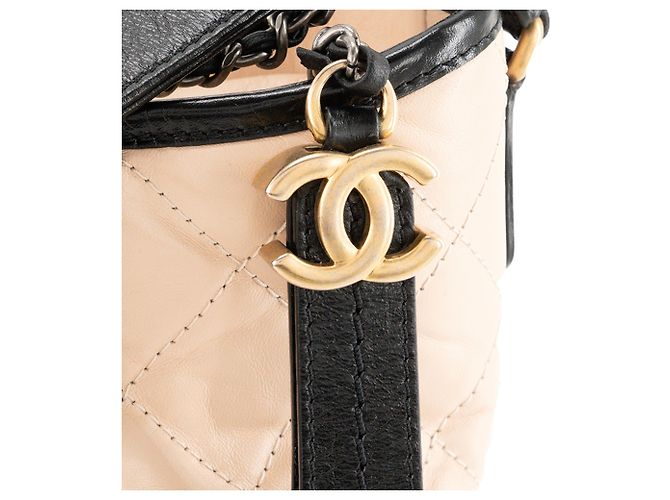 CHANEL - Borsa a tracolla Gabrielle Large in pelle stropicciata beige e pelle liscia nera - vista 5