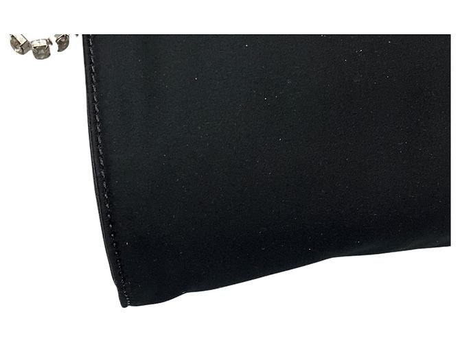 Bolsa de noite Givenchy em cetim preto com alça de corrente adornada com cristais - vista 10