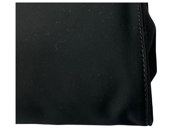 Bolsa de noite Givenchy em cetim preto com alça de corrente adornada com cristais - vista 11
