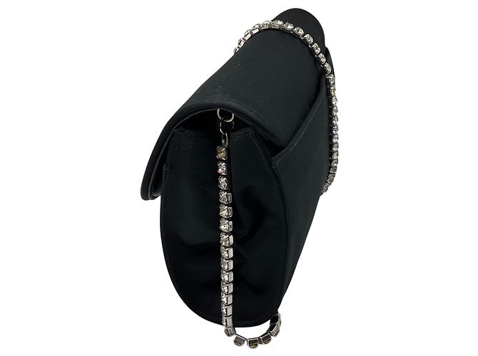 Bolsa de noite Givenchy em cetim preto com alça de corrente adornada com cristais - vista 2