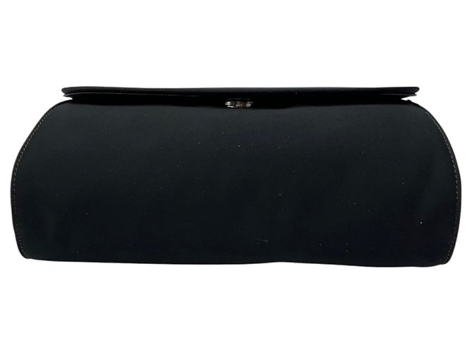 Bolsa de noite Givenchy em cetim preto com alça de corrente adornada com cristais - vista 4