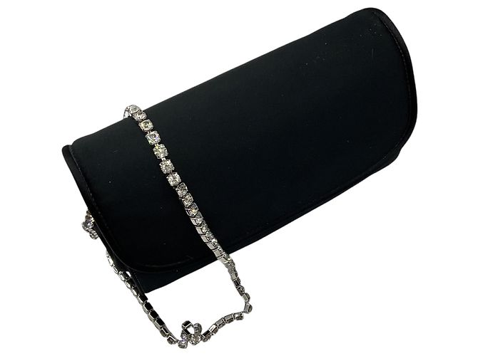 Bolsa de noite Givenchy em cetim preto com alça de corrente adornada com cristais - vista 5