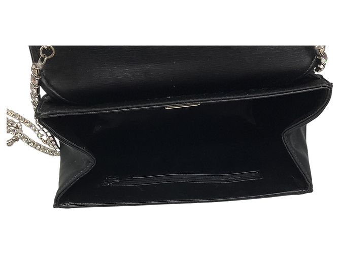 Bolsa de noite Givenchy em cetim preto com alça de corrente adornada com cristais - vista 6