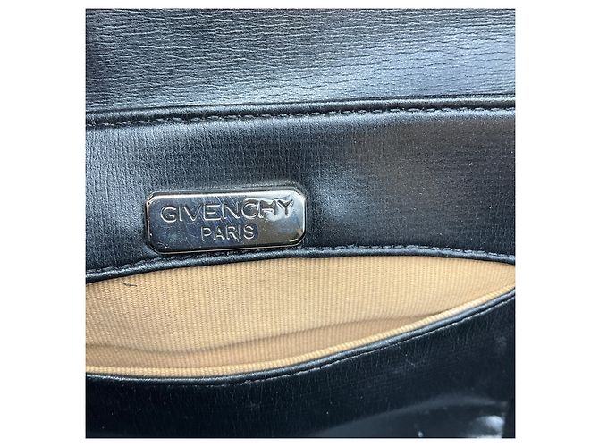 Bolsa de noite Givenchy em cetim preto com alça de corrente adornada com cristais - vista 7