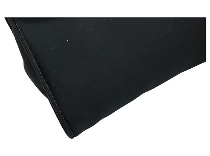 Bolsa de noite Givenchy em cetim preto com alça de corrente adornada com cristais - vista 8