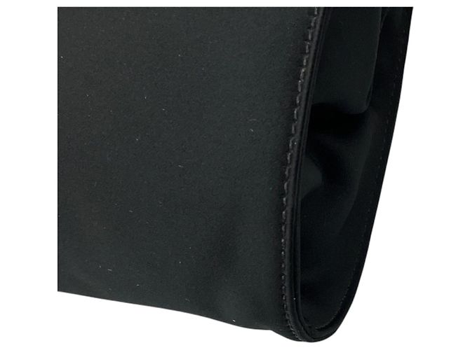 Bolsa de noite Givenchy em cetim preto com alça de corrente adornada com cristais - vista 9