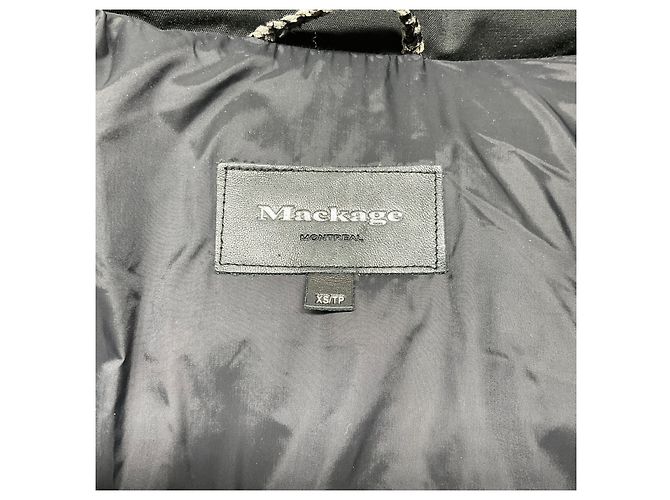 Casaco Puffer Mackage Preto com Mangas de Couro e Capuz com Detalhe em Pele - vista 4
