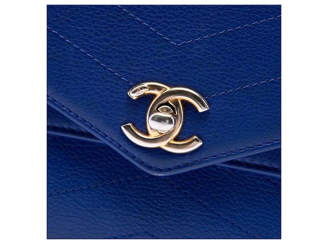 Borsa a tracolla Chanel Small Studded Chevron Calfskin Envelope Double Flap Blu - vista 5