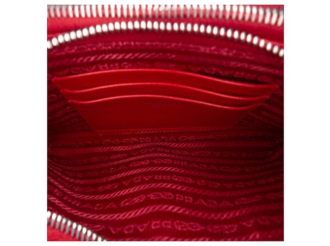 Prada Mini Soft Calf Impunture Diagramme Doppelreißverschluss-Tasche, rot - Ansicht 4