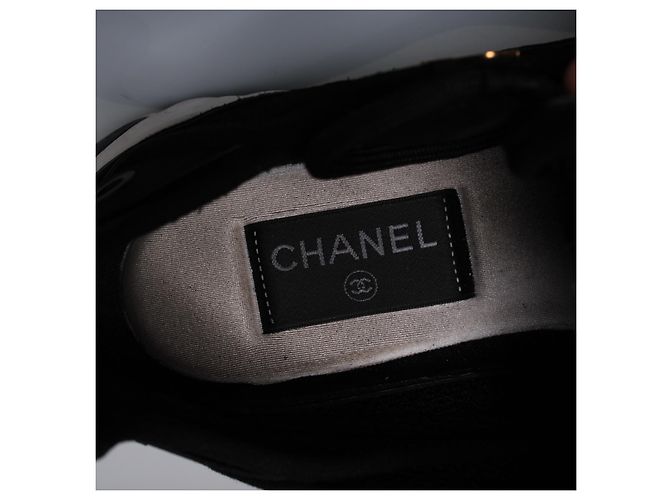 Chanel, baskets en daim avec logo CC doré Noir - vue 8