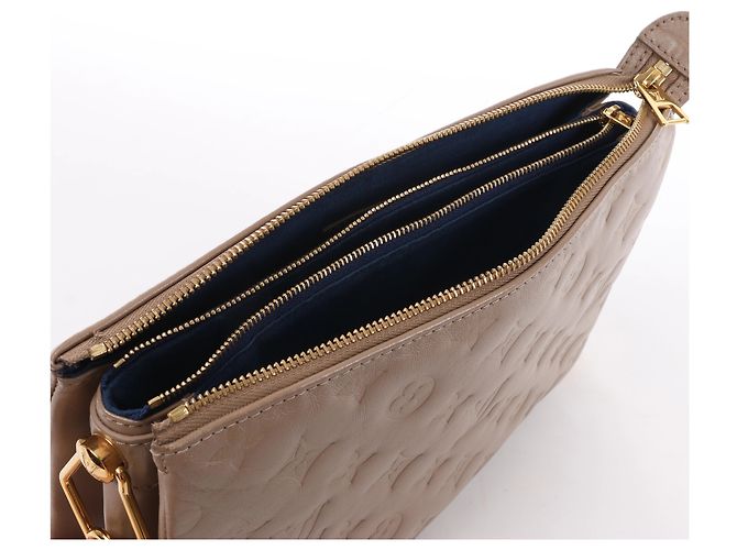 Louis Vuitton Coussin PM Monogram Embossed Schultertasche in Beige M21263 Marineblau - Ansicht 13