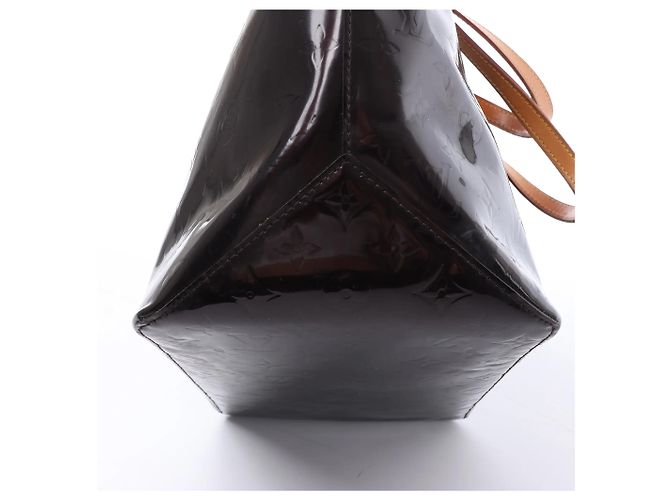 Borsa a tracolla Louis Vuitton Bellevue GM in pelle Vernis Burgundy M93589 Bordò - vista 10