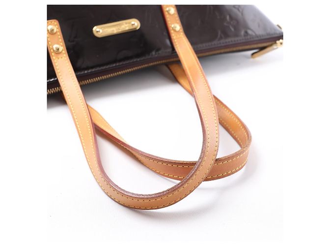 Borsa a tracolla Louis Vuitton Bellevue GM in pelle Vernis Burgundy M93589 Bordò - vista 14