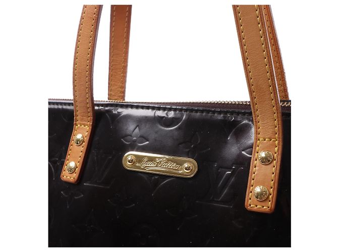 Borsa a tracolla Louis Vuitton Bellevue GM in pelle Vernis Burgundy M93589 Bordò - vista 2